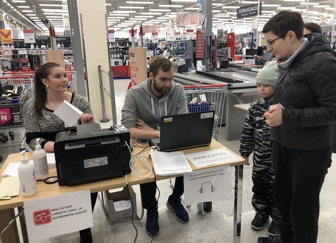A voter is seen to cast vote in advance at a polling centre in a market on Sunday. DF Photo.