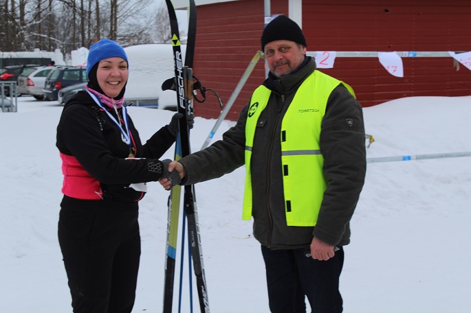 The organizer Kai Ahokangas is awarding medal to one of the participants who completed the race. Daily Finland Photo.