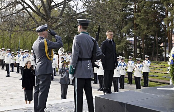 President Alexander Stubb and First Lady Suzanne Innes-Stubb laid a wreath at the Heroes’ Cross in Hietaniemi Cemetery. Photo: President Office.