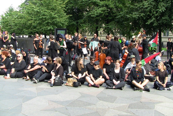 Demonstrators paid tributes to slain Palestinian children in Gaza on Saturday in Helsinki. DF Photo.