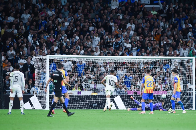 Real cruise past Valencia, Villarreal notch easy win in La Liga