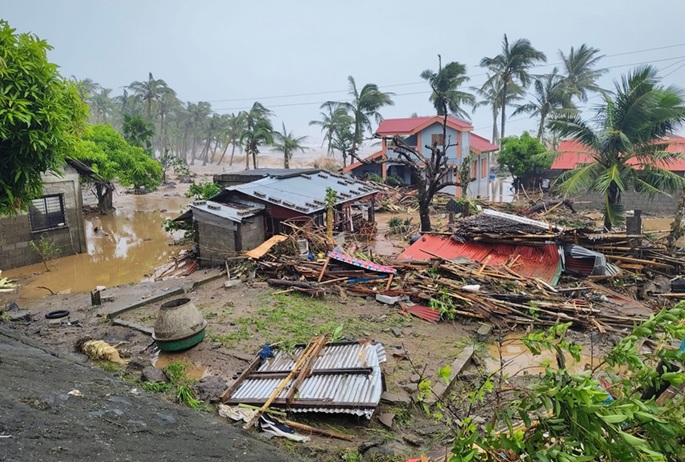 Super Typhoon Fung-wong makes landfall in Philippines