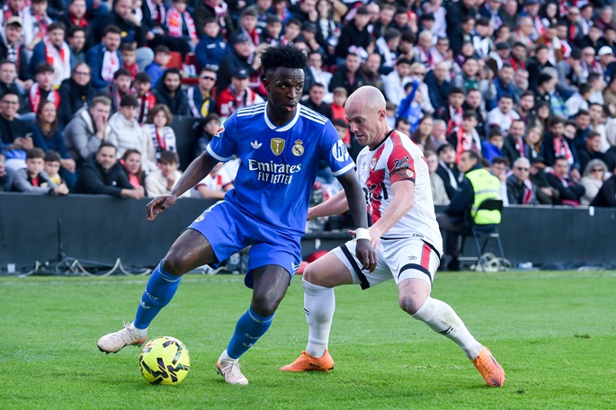 Barcelona closes gap on Real Madrid