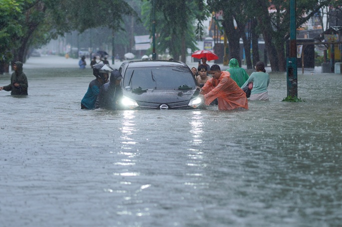 Death toll from floods in Indonesia rises to 303