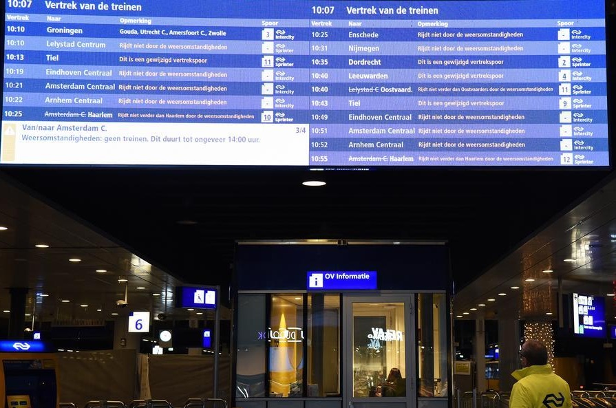 Winter storm disrupts Dutch air, rail and road traffic