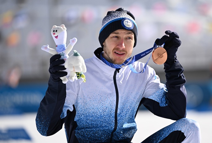 Bronze medalist Ilkka Herola of Finland displays his medal during the awarding ceremony for the Nordic Combined Individual. Photo: Xinhua.
