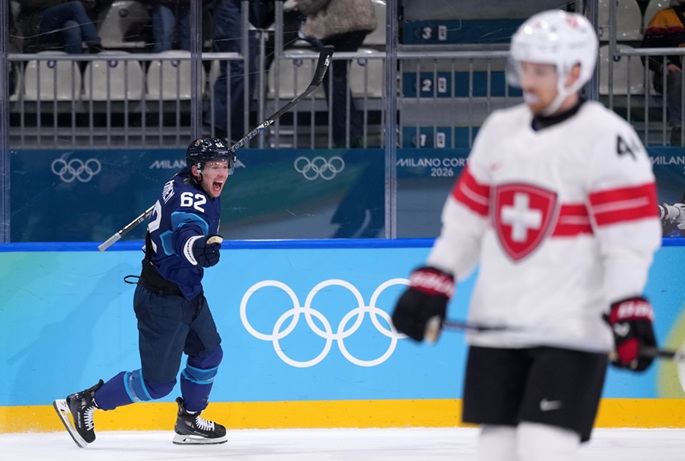 Artturi Lehkonen (L) of Finland celebrates scoring their third goal to win the ice hockey men's play-offs quarterfinal. Photo: Xinhua.