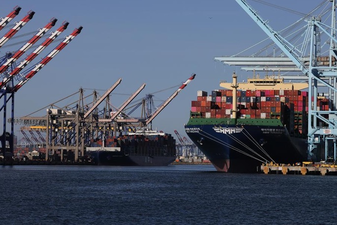 US trade deficit in goods hits record high in 2025