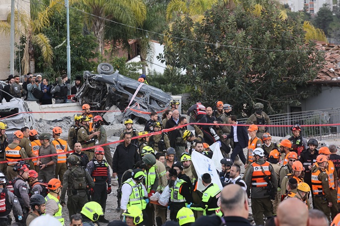 Rescuers work at the site of an Iranian missile strike in Beit Shemesh, west of Jerusalem, March 1, 2026. Photo: Xinhua.