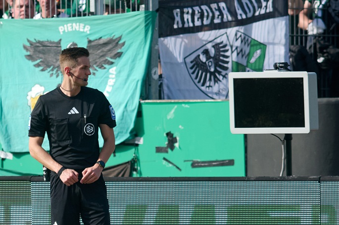 VAR screen appears to be sabotaged at German game in weekend of rows