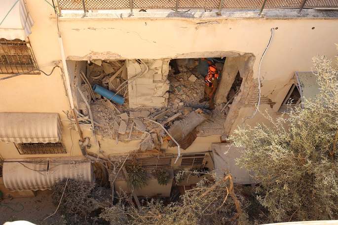 A first responder works at the site of an Iranian strike in Tel Aviv, Israel, March 8, 2026. Photo: Xinhua.