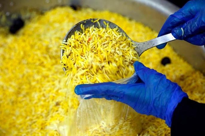 A volunteer prepares food for distribution at a charitable kitchen in Sanaa, Yemen, March 15, 2026. Photo: Xinhua.
