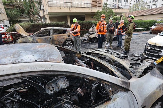 Israeli security forces and emergency responders work at the scene of a missile attack in Petah Tikva, central Israel, March 31, 2026. Photo: Xinhua by Gil Cohen Magen.