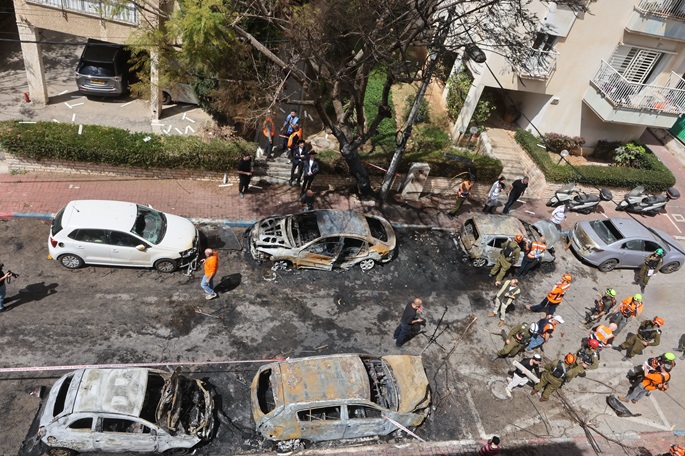 Israeli security forces and emergency responders work at the scene of a missile attack in Petah Tikva, central Israel, March 31, 2026. Photo: Xinhua by Gil Cohen Magen.