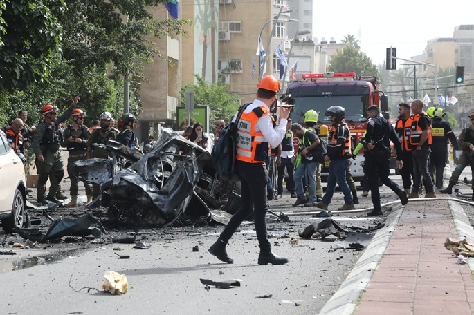 Israel strikes key military sites in Tehran, Iran´s bombs hit near Israel military HQ