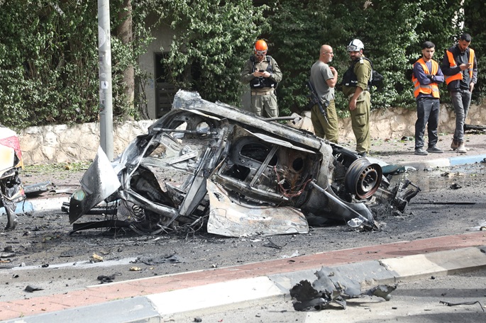Israeli security forces and emergency responders are seen at the site of a missile attack in Ramat Gan, central Israel, April 4, 2026. Photo: Gideon Markowicz/JINI via Xinhua.