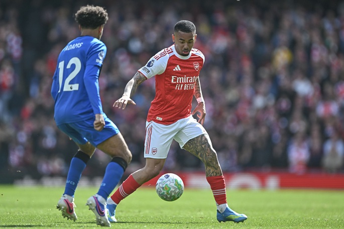 Arsenal suffer blow in Premier League title race
