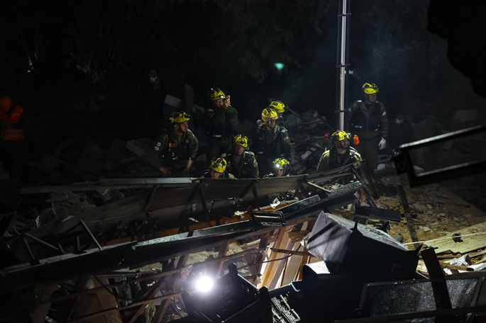 Israeli security forces and emergency responders are seen at the site of an Iranian missile attack in Haifa, northern Israel, April 5, 2026. File Photo: JINI via Xinhua.