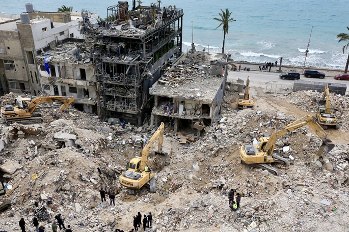 Rescuers search for victims of Israeli airstrikes prior to the ceasefire, in Tyre, south Lebanon, April 19, 2026. Photo: Xinhua.
