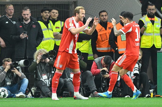 Bayern reach German Cup final to keep treble dream alive