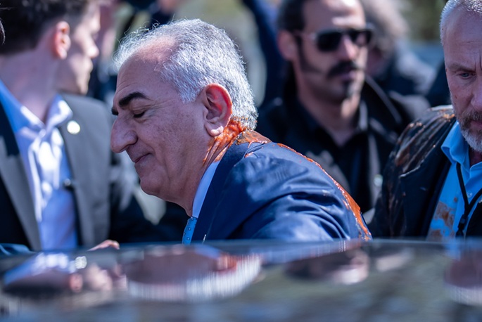 Iran's Reza Pahlavi splashed with tomato sauce by Berlin protester