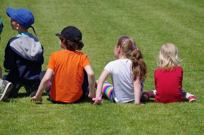 Govt mulls fixing child benefits at flat rate of €100