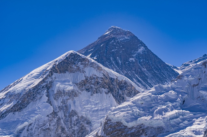 2 Indian climbers die on Everest amid record overcrowding and peak logjams