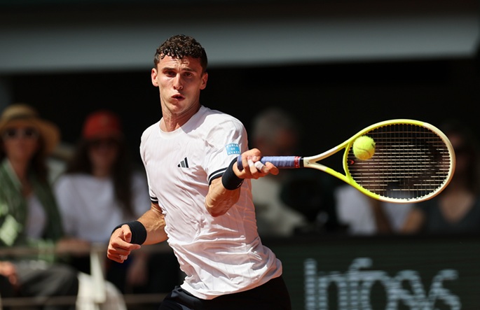 Juan Manuel Cerundolo hits a return during the men's singles second round match with Jannik Sinner at the French Open tennis tournament at Roland Garros, Paris, France, May 28, 2026. Photo: Xinhua.