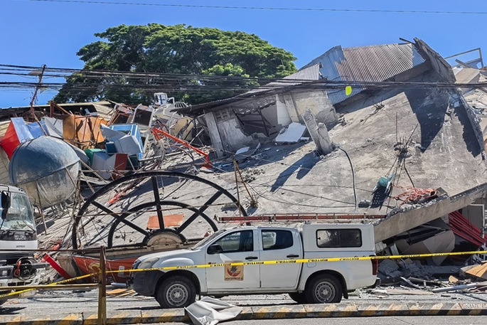 7.8-magnitude earthquake kills 35 in Philippines