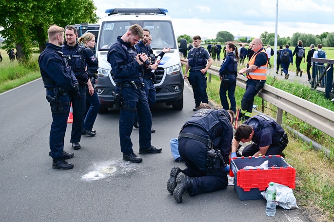 Pro-Palestine activists blockade Berlin Air Show a