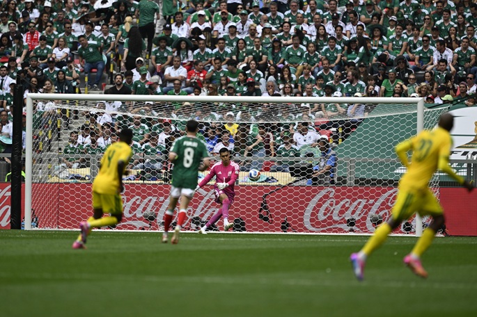 Mexico start campaign with 2-0 win over South Afri