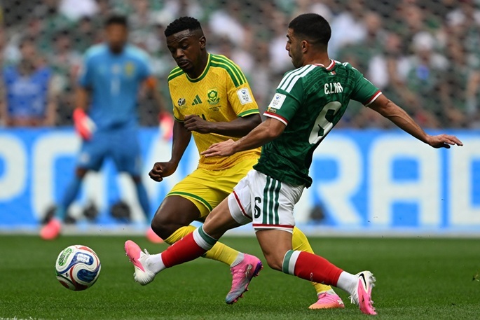 Mexico beat 9-man South Africa in WC opener