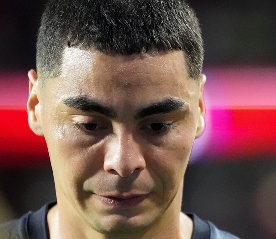 Miguel Almiron of Paraguay leaves after receiving a red card during the match with Türkiye at the World Cup at San Francisco Bay Area Stadium in the United States, June 19, 2026. ( US local time). Photo: Xinhua.