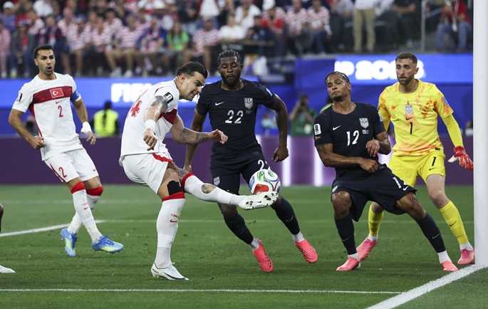 Abdulkerim Bardakci (2nd L) of Türkiye competes during the match with the United States at the World Cup at Los Angeles Stadium in the United States, June 25, 2026 (US local time). Photo: Xinhua by Mao Siqian.