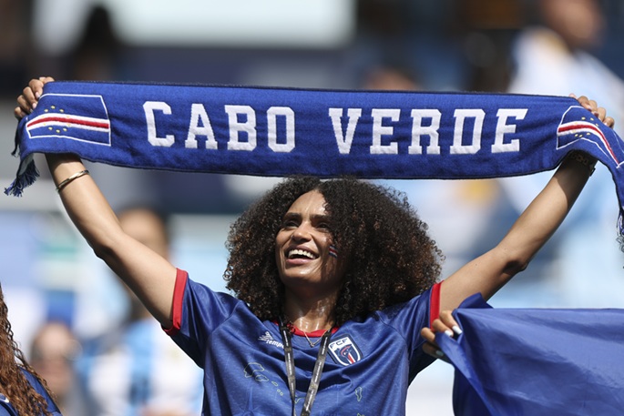 A fan of Cabo Verde cheers for the team before the match with Argentina at the World Cup at Miami Stadium, Miami, the United States. Photo: Xinhua.
