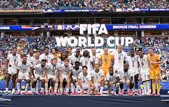 Players of England pose for photos on the podium after winning the bronze at the World Cup in Miami, the United States, July 18, 2026 (Local time). Photo: Xinhua by Chen Yichen.