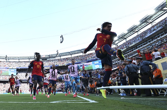 Ferran Torres (1st R) of Spain celebrates after scoring during the final match with Argentina at the 2026 FIFA World Cup at the New York New Jersey Stadium, the United States, July 19, 2026. Photo: Xinhua by Cao Can.